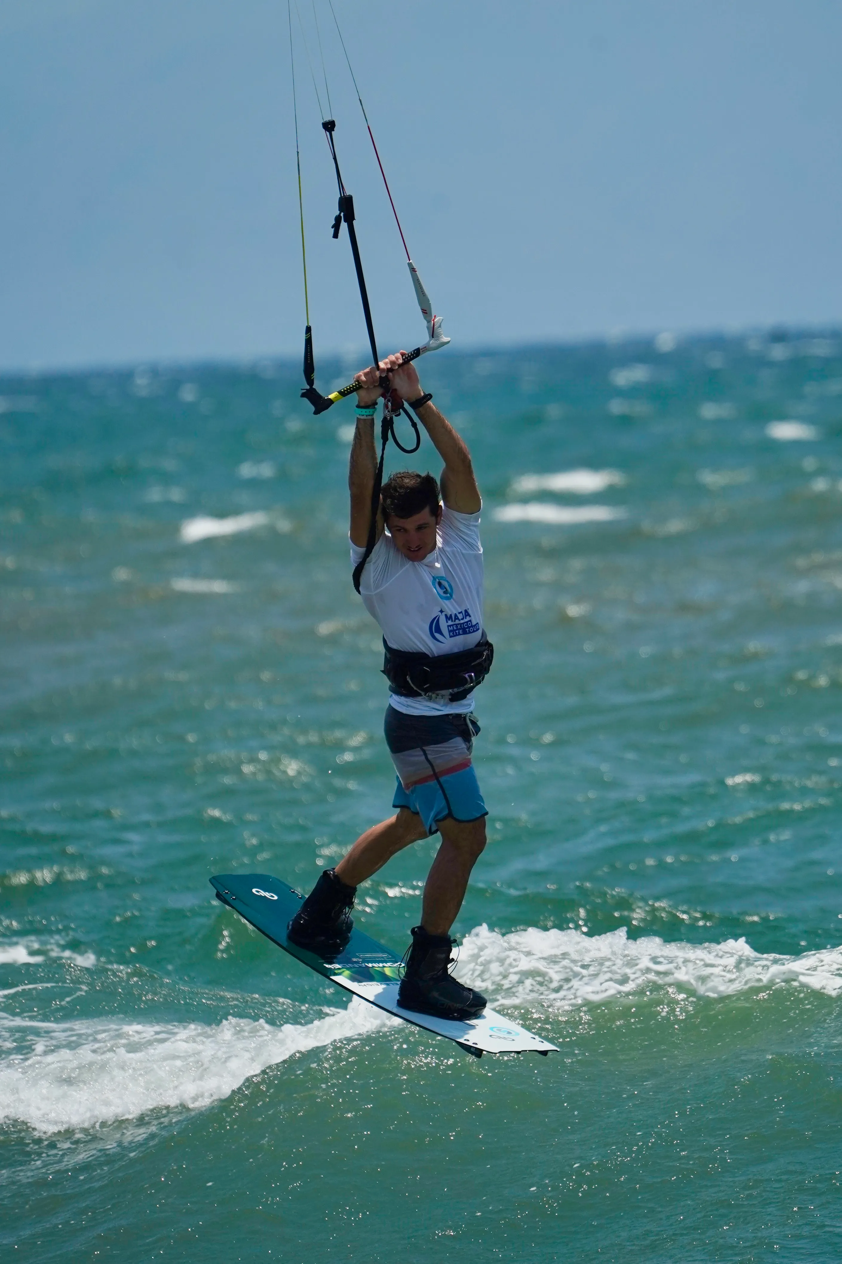 Atleta ejecutando un truco de freestyle en el aire
