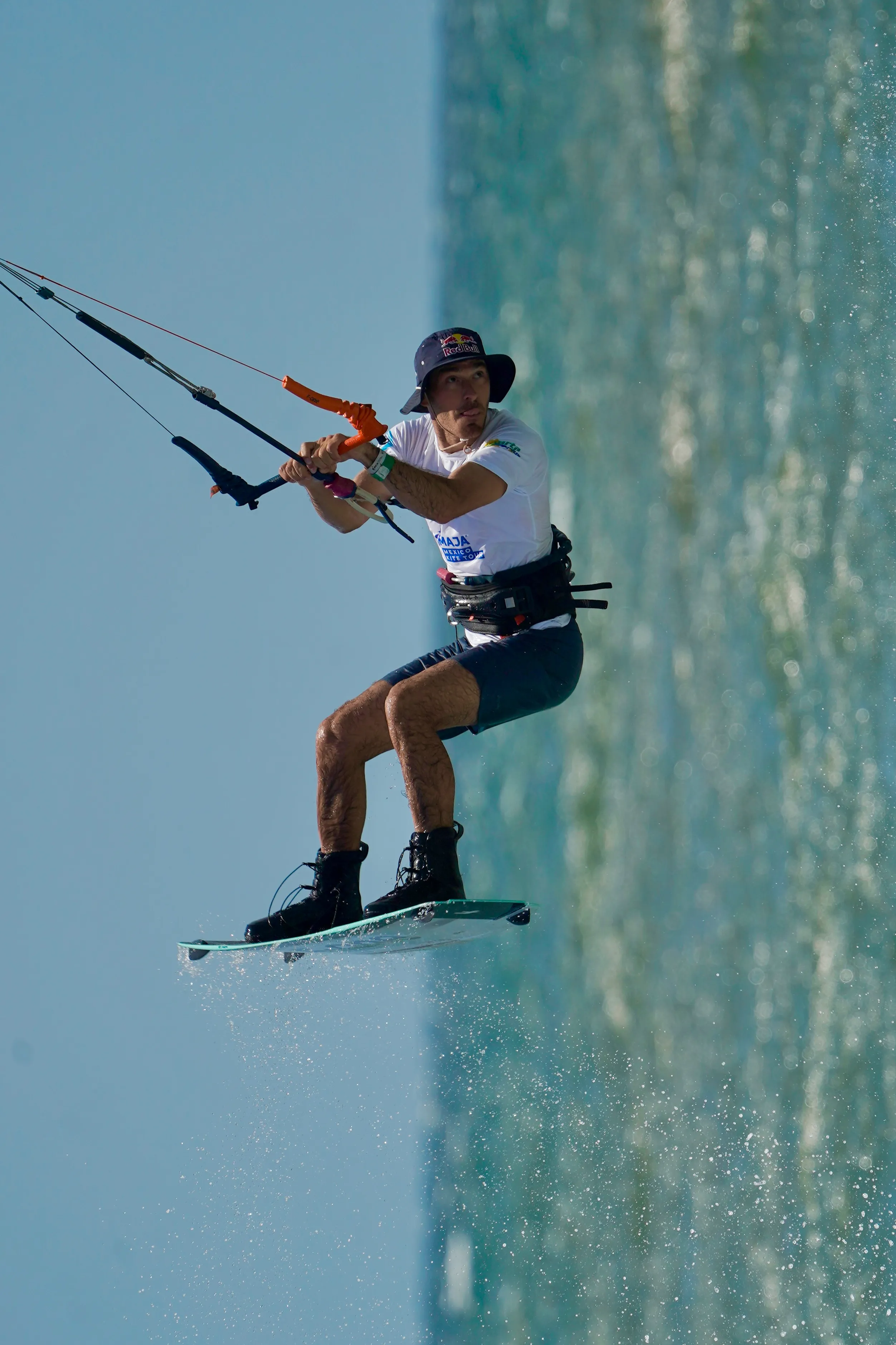 Rider deslizándose sobre aguas turquesa de México