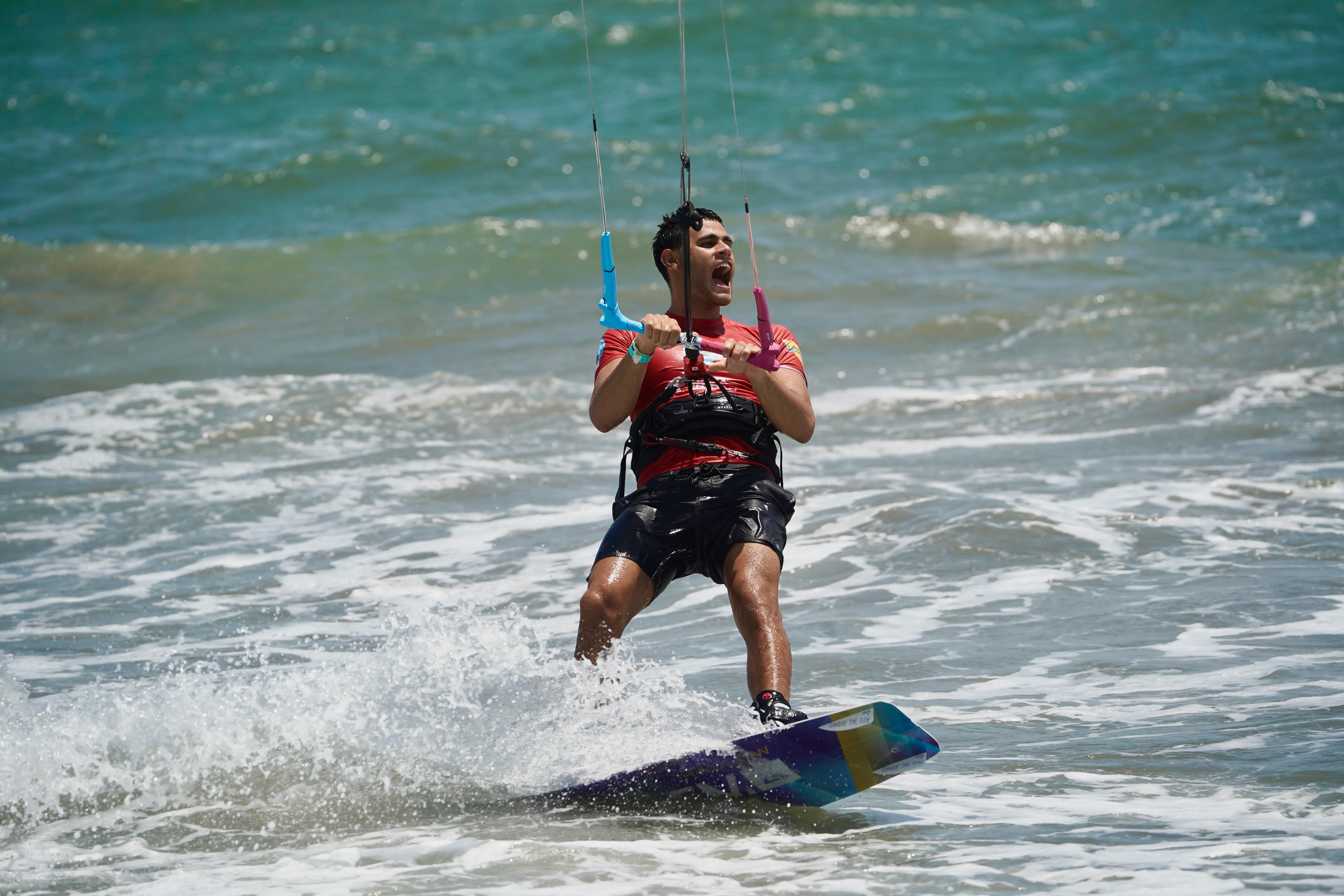Rider de GKA México en un salto de big air sobre el mar