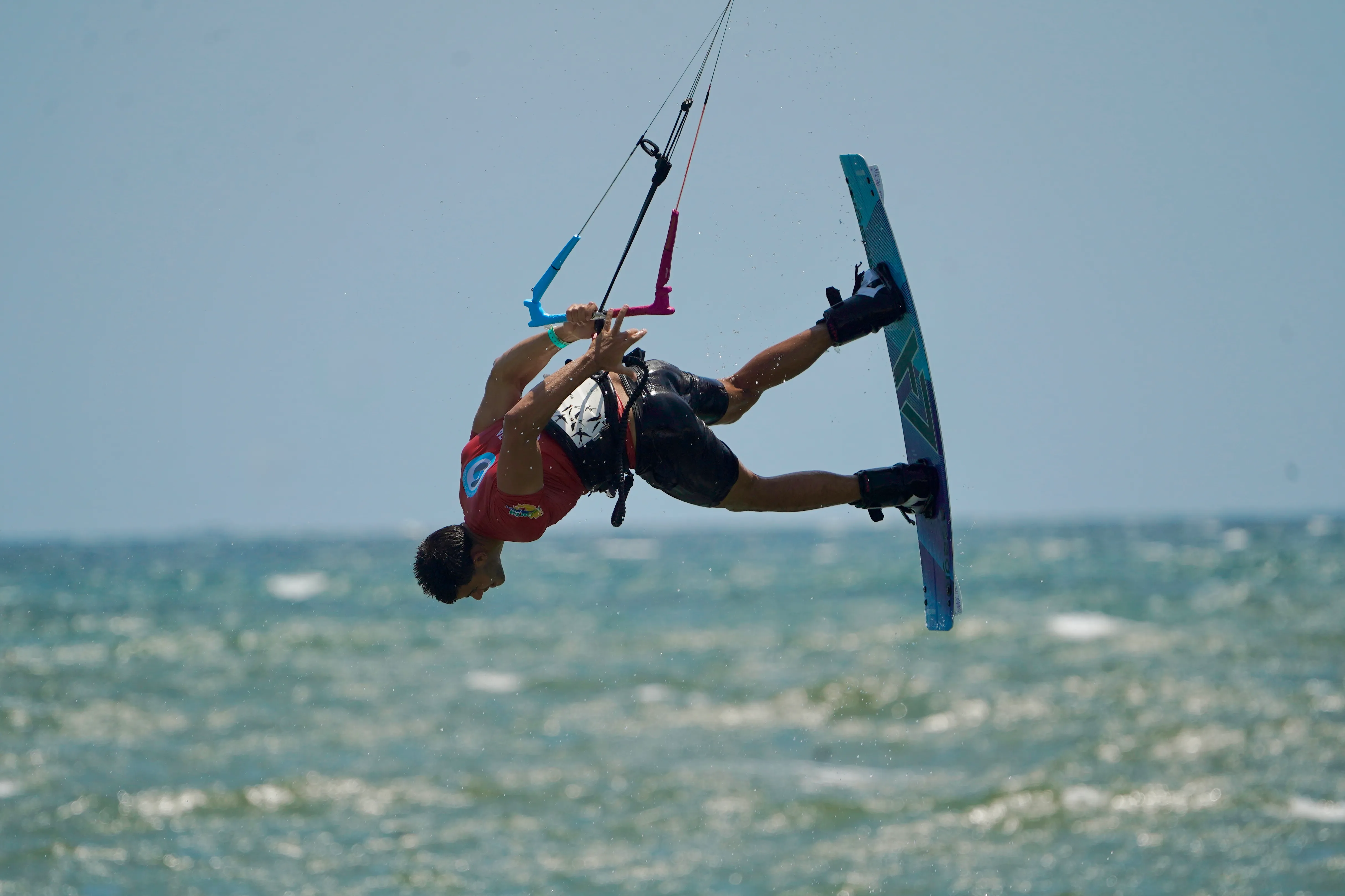 Rider en vuelo sobre el horizonte del mar