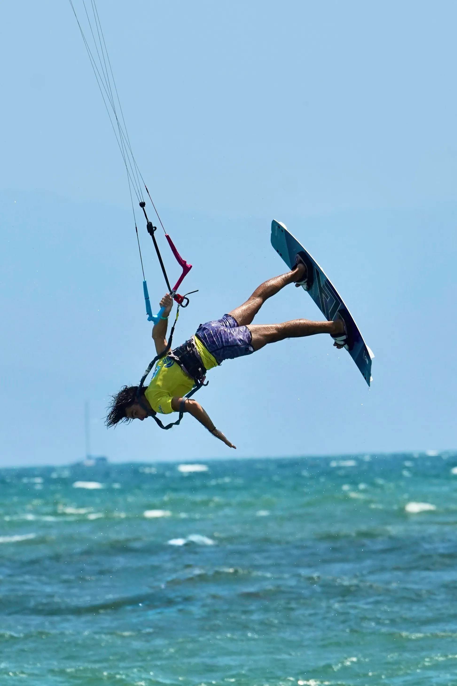 Rider sonriendo en la playa durante el GKA México